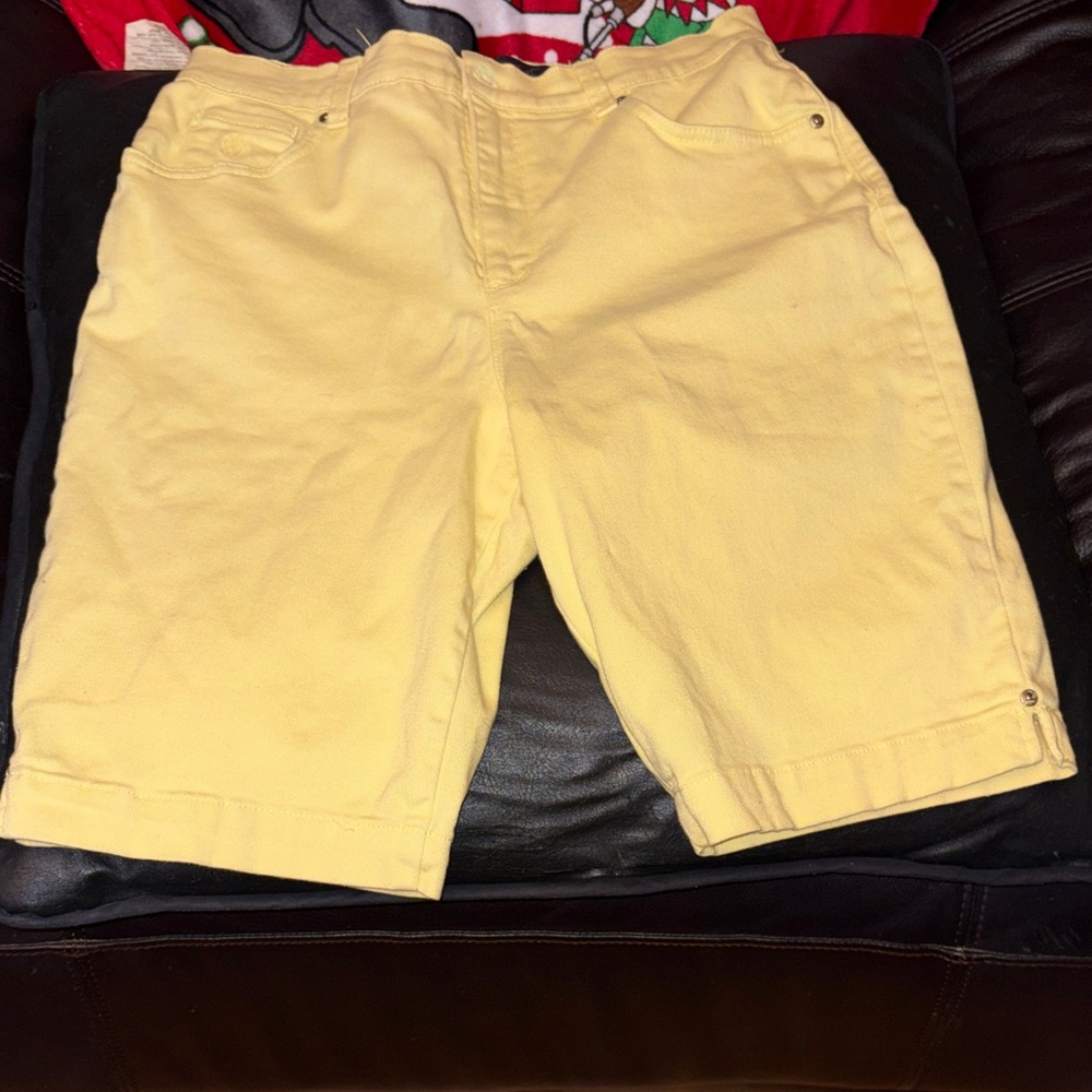 Gloria Vanderbilt Size 10 Missy Yellow Casual Bermuda Shorts